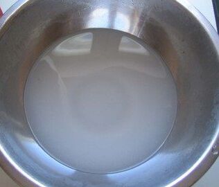 Soda is divorced in a pot of water